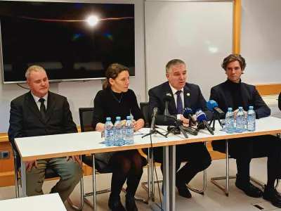 ''Pristojni, od SDH, do ministrstva za delo in celotne vlade, si lahko pripnejo medaljo za najbolj zaničujoč odnos do ranljivih skupin na trgu dela.'' Foto: Tina Jereb