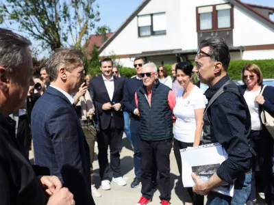 Pdsednik vlade RS Robert Golob, Župan MOL Zoran Janković, Ivan Kastelic, predstavnik stanovalcev Sneberij. -11.04.2024. Predstavitev projekta zaščite naselja Sneberje v Ljubljani pred poplavami reke Save. //FOTO: Bojan Velikonja 