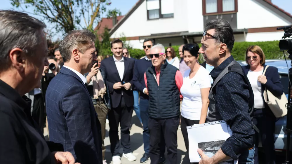 Pdsednik vlade RS Robert Golob, Župan MOL Zoran Janković, Ivan Kastelic, predstavnik stanovalcev Sneberij. -11.04.2024. Predstavitev projekta zaščite naselja Sneberje v Ljubljani pred poplavami reke Save. //FOTO: Bojan Velikonja 