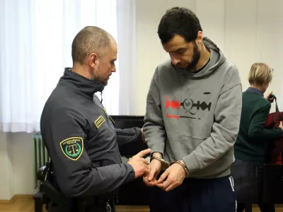 Fatah Rašid Adaouri je v azilnem domu z nožem napadel spečega rojaka. Foto: Tomaž Skale