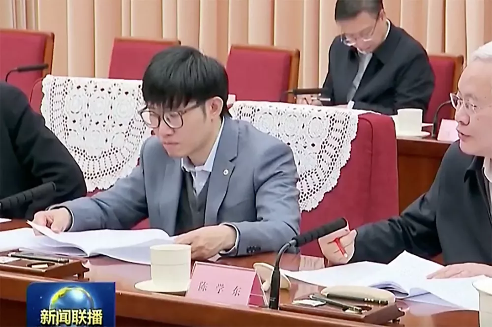 Le fondateur de DeepSeek, Liang Wenfeng assiste à une réunion avec le Premier ministre chinois Li Qiang le lendemain du lancement par sa startup d'un assistant IA à faible coût. © capture TV / Bestimage DeepSeek's founder Liang Wenfeng attended a meeting with Chinese Premier Li Qiang the day after his startup released a low-cost AI assistant.,Image: 958390217, License: Rights-managed, Restrictions:, Model Release: no