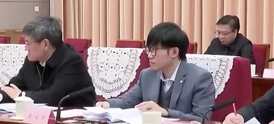 Le fondateur de DeepSeek, Liang Wenfeng assiste à une réunion avec le Premier ministre chinois Li Qiang le lendemain du lancement par sa startup d'un assistant IA à faible coût. © capture TV / Bestimage DeepSeek's founder Liang Wenfeng attended a meeting with Chinese Premier Li Qiang the day after his startup released a low-cost AI assistant.,Image: 958390220, License: Rights-managed, Restrictions:, Model Release: no