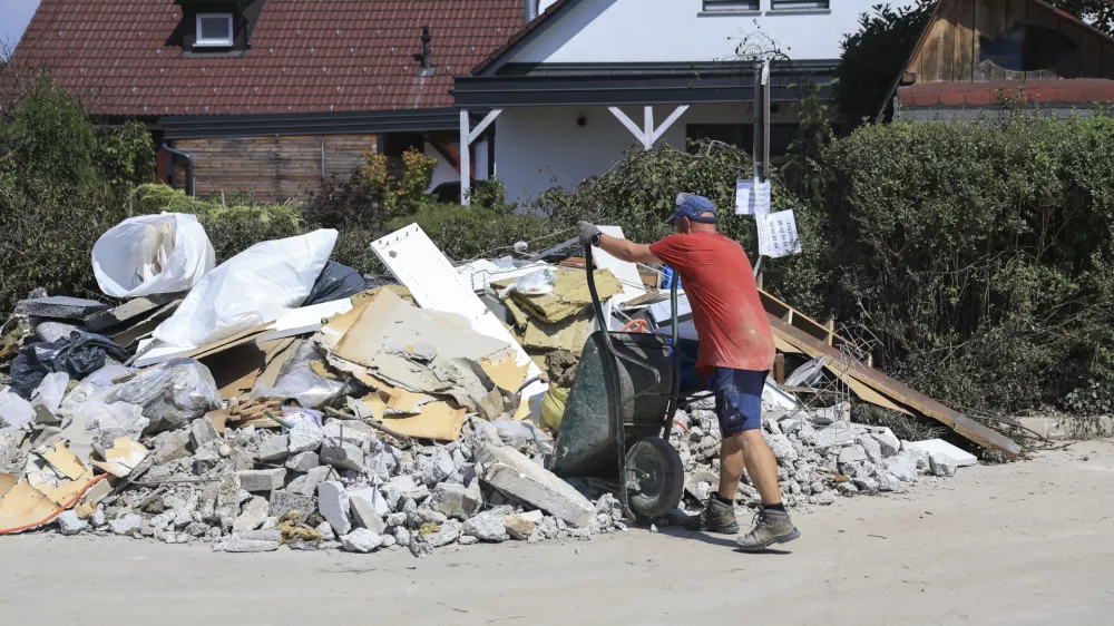 - 23.08.2023 – Sneberje - Državni sekretar za koordinacijo ukrepov in aktivnosti za obnovo po poplavah 2023 si je s predstavniki Mestne občine Ljubljana ogledal območja občine, ki so jih prizadele nedavne poplave- epidemija komarjev //FOTO: Jaka Gasar