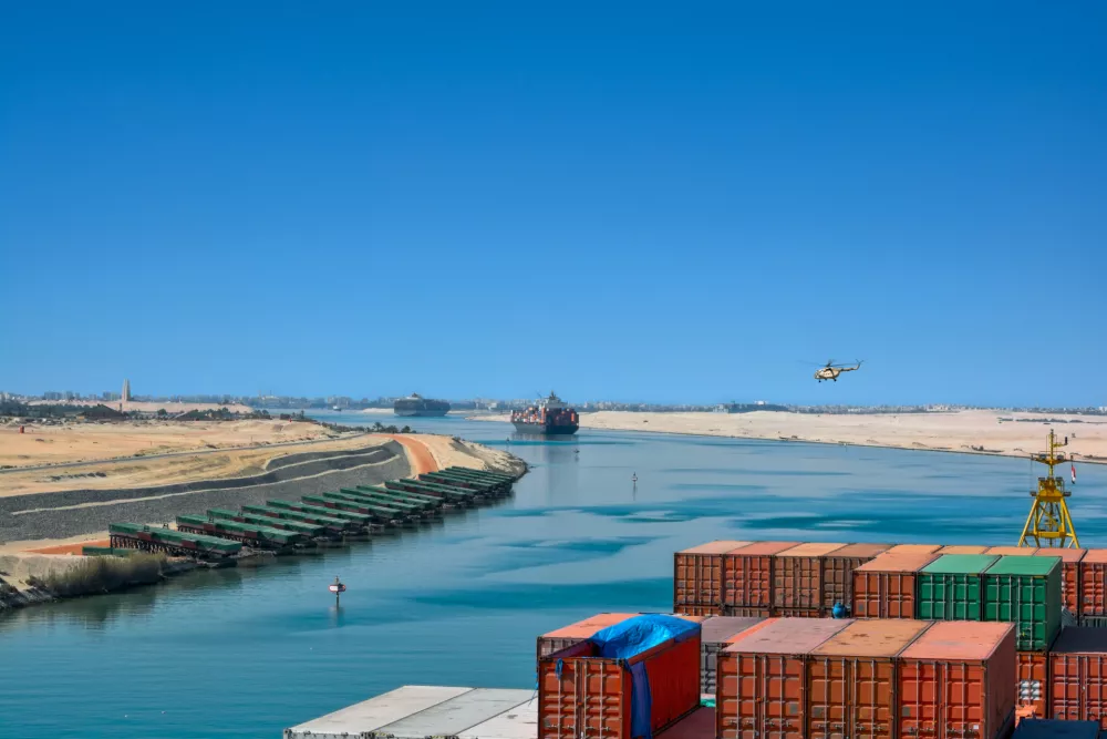 Ship's convoy passing through Suez Canal / Foto: Igorspb