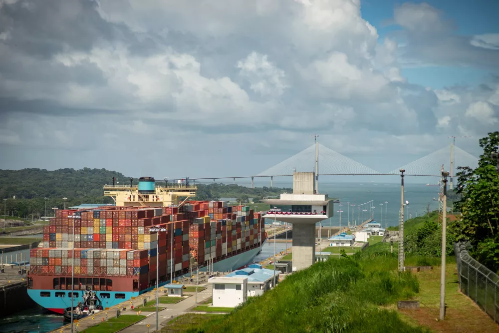 Kontejnerska ladja skozi Panamski prekop / Foto: iStock