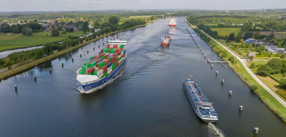 Ship traffic on the Kiel Canal or Nord-Ostsee-Kanal near Rendsburg, Schleswig-Holstein, Germany. Kiel canal runs along the Eider river, where both bodies of water are partly separated by a road. / Foto: Frederick Doerschem