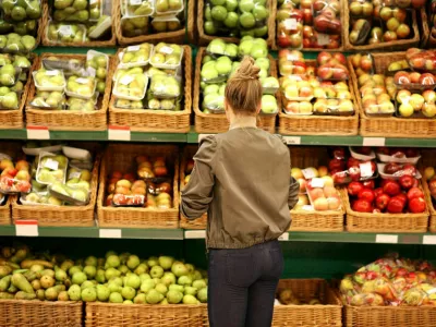 Middle-age woman buying vegetables at the market / Foto: Vlg