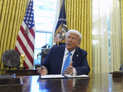 FILE - President Donald Trump speaks to reporters as he signs executive orders in the White House on Tuesday, Feb. 4, 2025, in Washington. (AP Photo/Evan Vucci, File) / Foto: Evan Vucci