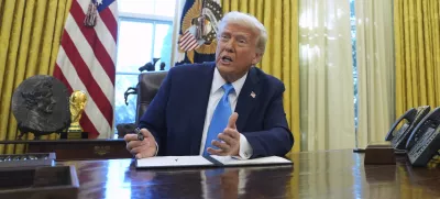 FILE - President Donald Trump speaks to reporters as he signs executive orders in the White House on Tuesday, Feb. 4, 2025, in Washington. (AP Photo/Evan Vucci, File) / Foto: Evan Vucci