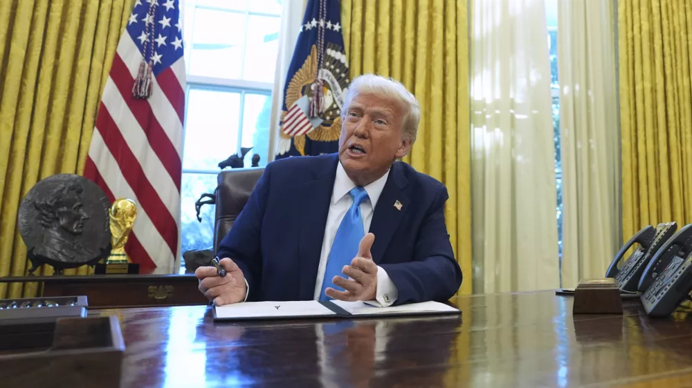 FILE - President Donald Trump speaks to reporters as he signs executive orders in the White House on Tuesday, Feb. 4, 2025, in Washington. (AP Photo/Evan Vucci, File) / Foto: Evan Vucci