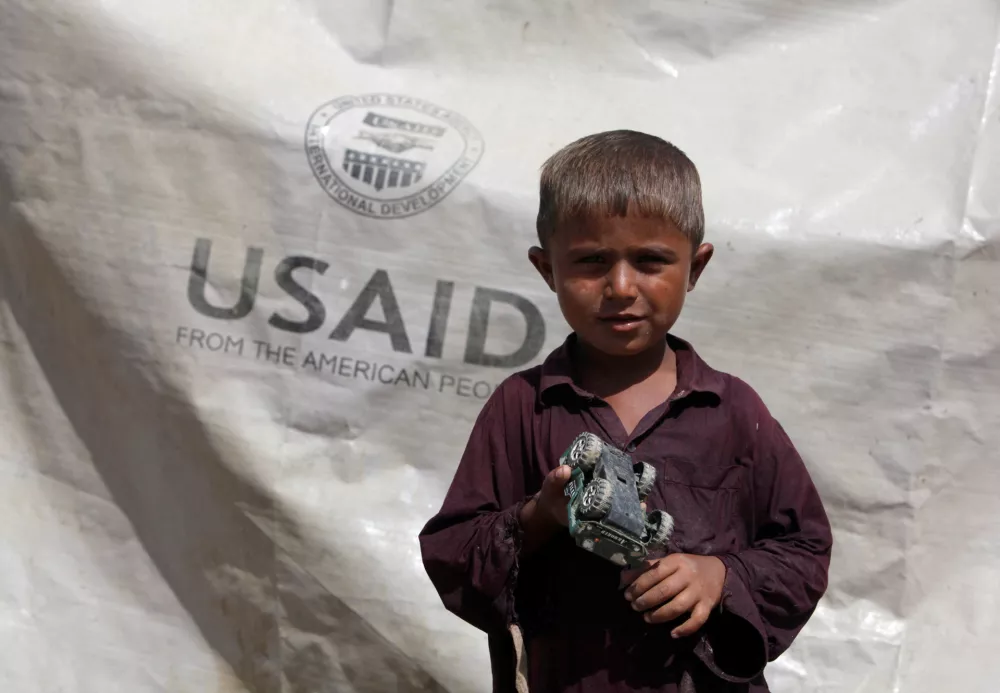 FILE PHOTO: Sajad, 7, who has been displaced by flooding, holds his toy jeep outside his family tent with the weather sheet donated by USAID, while taking refuge on an embankment near Kari Mori, some 32 km (20 miles) from Dadu, in Pakistan's Sindh province October 5, 2010. REUTERS/Akhtar Soomro/File Photo / Foto: Akhtar Soomro