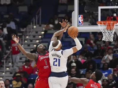 Dallas Mavericks center Daniel Gafford (21) shoots against New Orleans Pelicans forward Zion Williamson (1) in the first half of an NBA basketball game in New Orleans, Wednesday, Jan. 29, 2025. (AP Photo/Gerald Herbert)