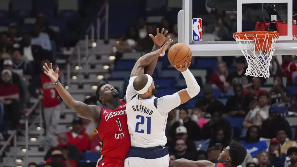 Dallas Mavericks center Daniel Gafford (21) shoots against New Orleans Pelicans forward Zion Williamson (1) in the first half of an NBA basketball game in New Orleans, Wednesday, Jan. 29, 2025. (AP Photo/Gerald Herbert)