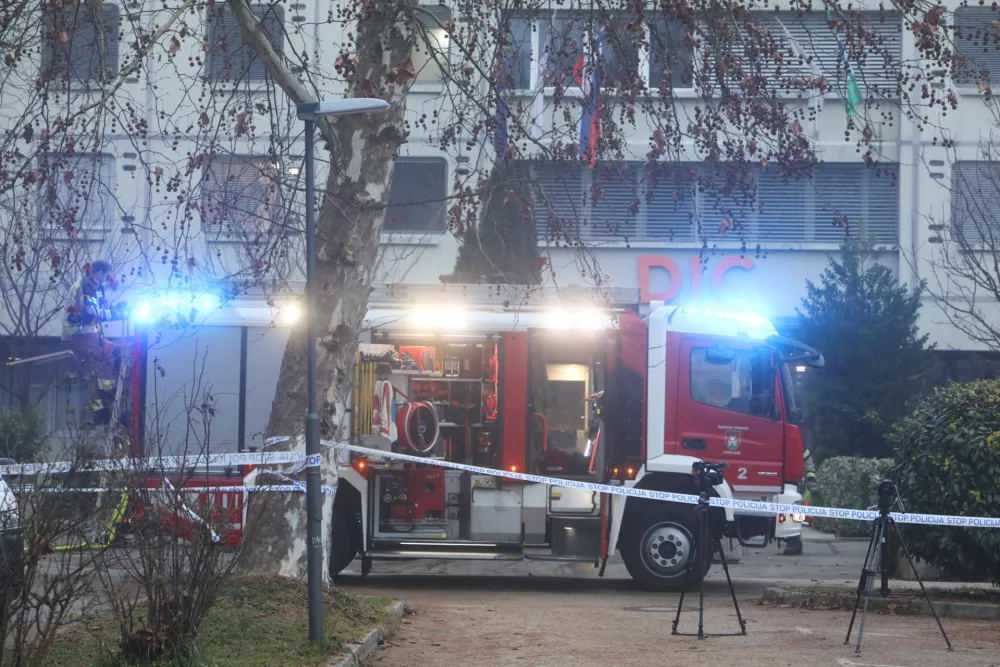 Enajst poškodovancev so z reševalnimi vozili nujne medicinske pomoči prepeljali v UKC Ljubljana. Foto: Bojan Velikonja

 

 