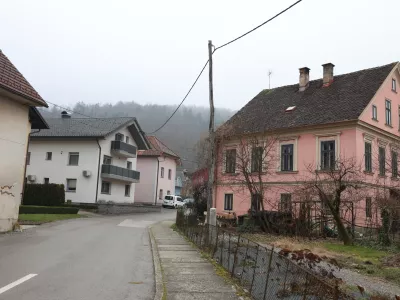 Košutova vila ima arhitekturno in tudi zgodovinsko vrednost, saj je rojstna hiša literarne zgodovinarke Marje Boršnik. Foto: Jaka Gasar