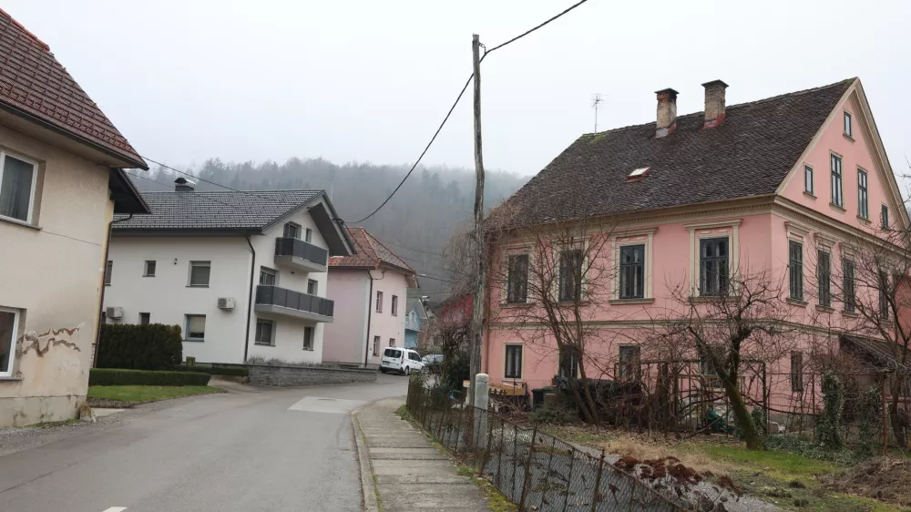 Košutova vila ima arhitekturno in tudi zgodovinsko vrednost, saj je rojstna hiša literarne zgodovinarke Marje Boršnik. Foto: Jaka Gasar