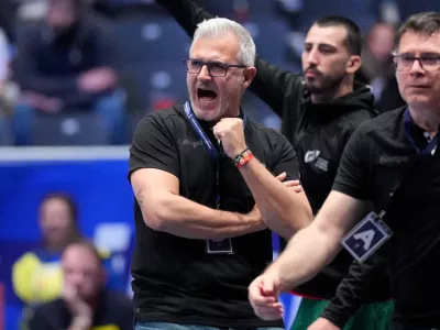 29 January 2025, Norway, Oslo: Portugal's coach Paulo Pereira (C) reacts during the IHF World Men's Championship final round, quarter-finals handball match between Portugal and Germany at Unity Arena. Photo: Soeren Stache/dpa