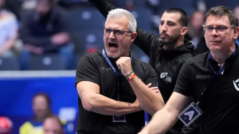 29 January 2025, Norway, Oslo: Portugal's coach Paulo Pereira (C) reacts during the IHF World Men's Championship final round, quarter-finals handball match between Portugal and Germany at Unity Arena. Photo: Soeren Stache/dpa