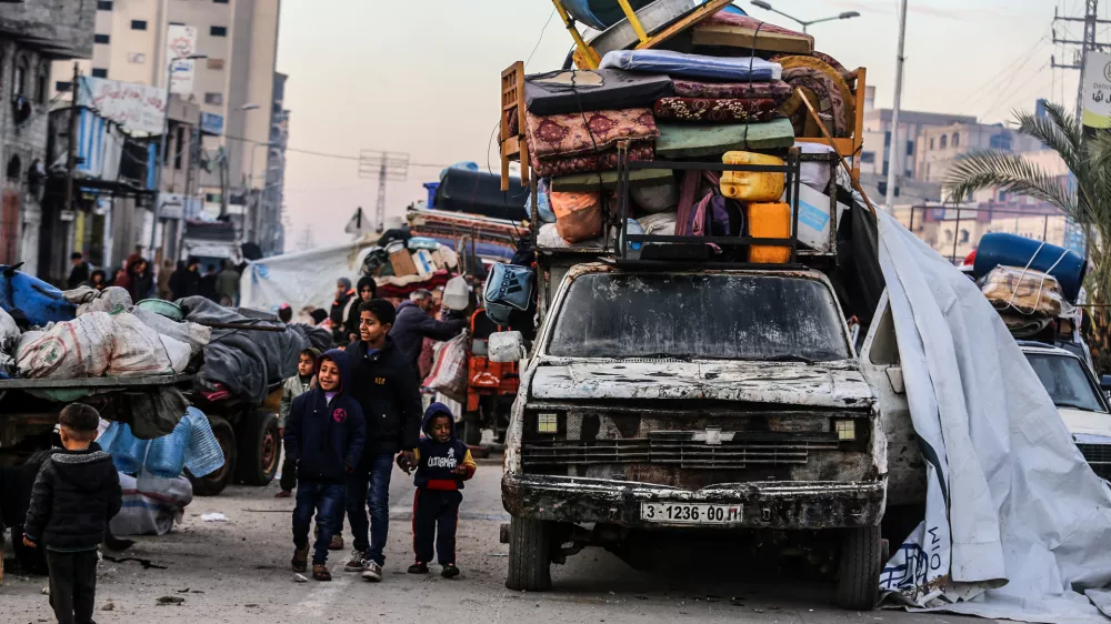 26 January 2025, Palestinian Territories, Gaza: Displaced Palestinians wait along Salah al-Din Road in Nuseirat, near the blocked Netzarim corridor, to cross to the northern part of the Gaza Strip. Many spent the night near the corridor, waiting for the road to reopen under the ceasefire agreement between Israel and Hamas. The return to their homes, many of which lie destroyed in the northern Gaza Strip, follows the handover of four Israeli female prisoners by Hamas in the central Gaza Strip. Photo: Abed Rahim Khatib/dpa