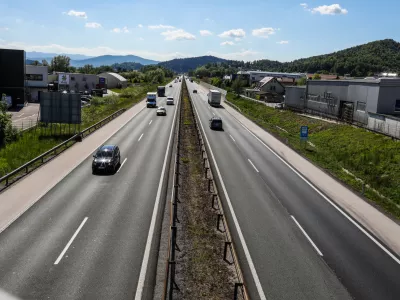 ﻿- 04.05.2020 – Avtocesta Ljubljana Vrhnika pri Brezovici, kjer je načrtovana širitev v šestpasovnico. //FOTO: Bojan Velikonja