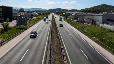 ﻿- 04.05.2020 – Avtocesta Ljubljana Vrhnika pri Brezovici, kjer je načrtovana širitev v šestpasovnico. //FOTO: Bojan Velikonja