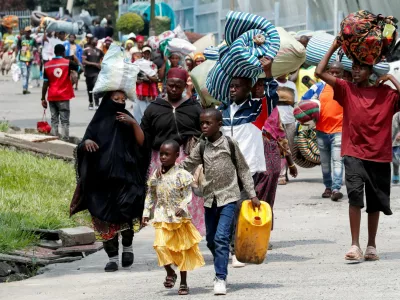 Congolese civilians who fled from Goma, in eastern Democratic Republic of the Congo, following clashes between M23 rebels and the Armed Forces of the Democratic Republic of the Congo (FARDC), carry their belongings as they walk towards the Grand Barrier crossing point to return home, in Gisenyi, Rubavu district, Rwanda, January 30, 2025. REUTERS/Thomas Mukoya