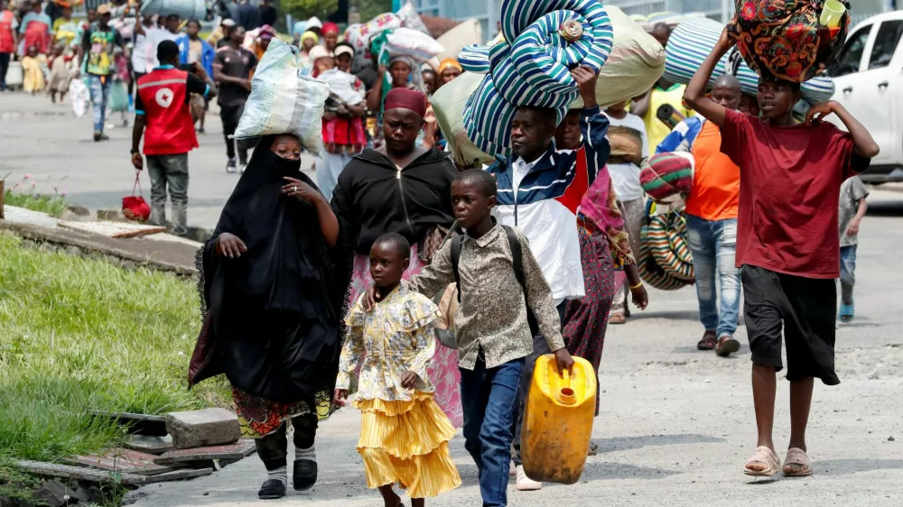 Congolese civilians who fled from Goma, in eastern Democratic Republic of the Congo, following clashes between M23 rebels and the Armed Forces of the Democratic Republic of the Congo (FARDC), carry their belongings as they walk towards the Grand Barrier crossing point to return home, in Gisenyi, Rubavu district, Rwanda, January 30, 2025. REUTERS/Thomas Mukoya