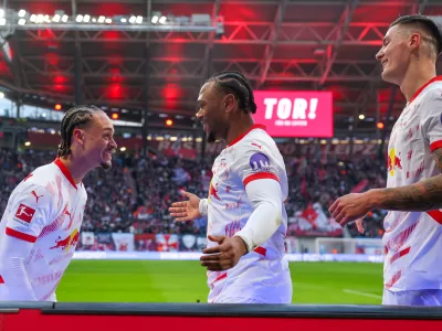 12 January 2025, Saxony, Leipzig: (L-R) Leipzig's Xavi Simons, Lois Openda and Benjamin Sesko celebrate after Simons' goal during the German Bundesliga soccer match between RB Leipzig and Werder Bremenat the Red Bull Arena. Photo: Jan Woitas/dpa - WICHTIGER HINWEIS: Gemäß den Vorgaben der DFL Deutsche Fußball Liga bzw. des DFB Deutscher Fußball-Bund ist es untersagt, in dem Stadion und/oder vom Spiel angefertigte Fotoaufnahmen in Form von Sequenzbildern und/oder videoähnlichen Fotostrecken zu verwerten bzw. verwerten zu lassen.