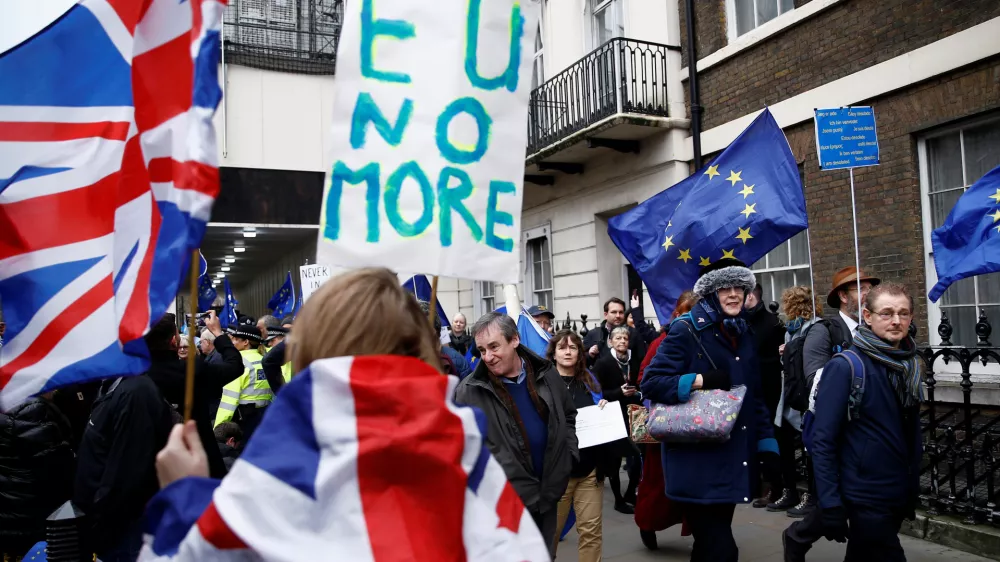 ﻿Pro-Brexit supporters celebrate Britain leaving the EU on Brexit day as anti-Brexit demonstrators are seen walking in the opposite way in London, Britain January 31, 2020. REUTERS/Henry Nicholls - RC23RE91JZAV