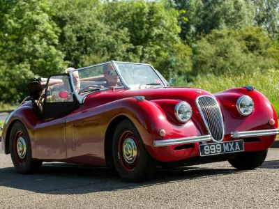 Jaguar XK120 je bil najhitrejši serijski avto svojega časa, slabost tega odprtega dvosedežnika pa je bila pomanjkljiva zaščita pred slabim vremenom. Za prve primerke je bilo treba odšteti 1263 funtov. Foto: Reuters