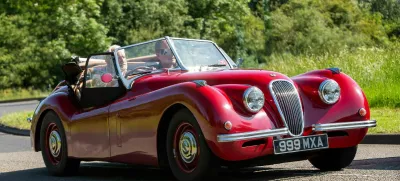 Jaguar XK120 je bil najhitrejši serijski avto svojega časa, slabost tega odprtega dvosedežnika pa je bila pomanjkljiva zaščita pred slabim vremenom. Za prve primerke je bilo treba odšteti 1263 funtov. Foto: Reuters