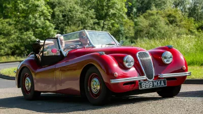 Jaguar XK120 je bil najhitrejši serijski avto svojega časa, slabost tega odprtega dvosedežnika pa je bila pomanjkljiva zaščita pred slabim vremenom. Za prve primerke je bilo treba odšteti 1263 funtov. Foto: Reuters