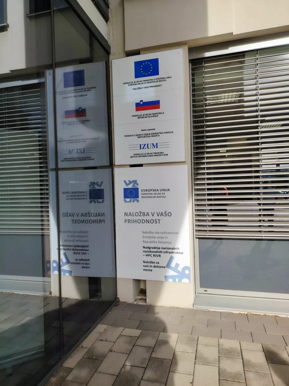 Table pred vhodom dokazujejo, da projekt podpira EU. / Foto: Mojca Marot