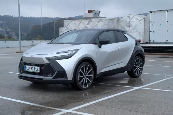 Druga generacija toyote C-HR oko pritegne s posrečeno kombinacijo dinamičnih in prelomljenih kotov ter ukrivljenih linij. Foto: Aljaž Potočnik