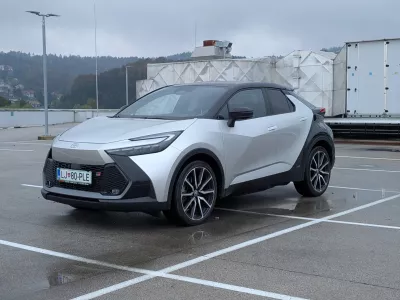 Druga generacija toyote C-HR oko pritegne s posrečeno kombinacijo dinamičnih in prelomljenih kotov ter ukrivljenih linij. Foto: Aljaž Potočnik