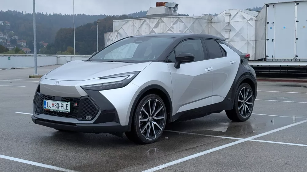 Druga generacija toyote C-HR oko pritegne s posrečeno kombinacijo dinamičnih in prelomljenih kotov ter ukrivljenih linij. Foto: Aljaž Potočnik