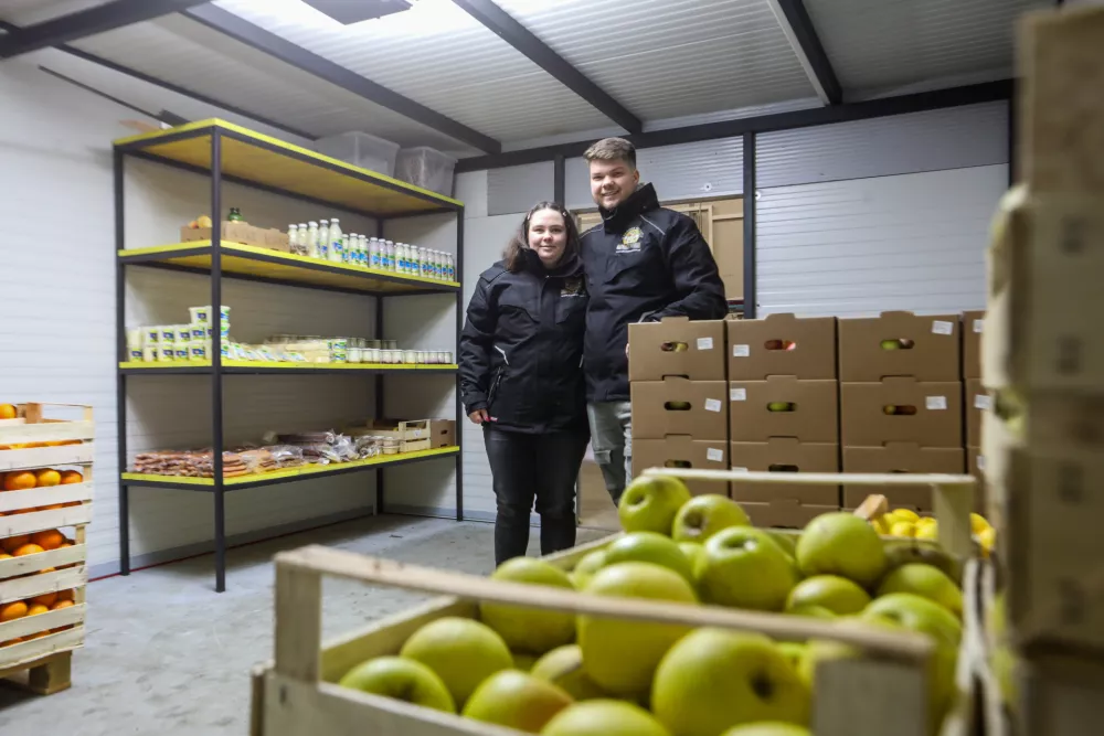 Za Bežigradom sta najela skladišče in v njem zgradila hladilnico. S tem zagotavljata tedensko sveže sadje, zelenjavo, mlečne produkte in tudi mesnine. Foto: Bojan Velikonja