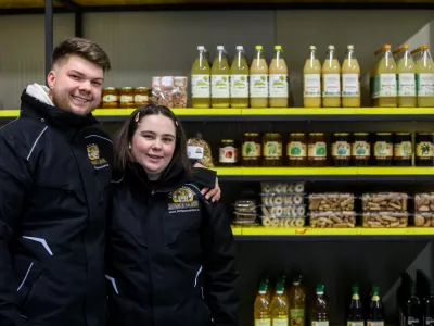 Luka Šoban in Ajda Blagovič sta mlada podjetnika, ki kmetijske izdelke in pridelke dostavljata na dom po vsej Sloveniji. Foto: Bojan Velikonja