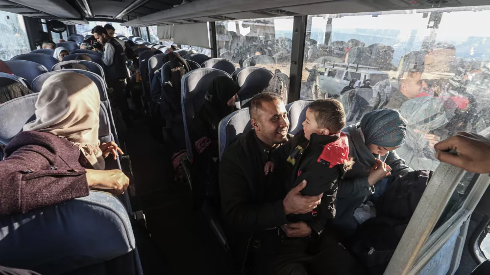 01 February 2025, Palestinian Territories, Gaza: Patients from al-Shifa hospital in Gaza City react as they depart towards the Rafah crossing and through to Egypt to receive treatment abroad after Rafah border crossing re-opens after nine months of closure. Photo: Omar Ashtawy Apaimages/APA Images via ZUMA Press Wire/dpa