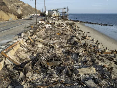 31 January 2025, US, Los Angeles: A drone captures structures damaged by the Palisades Fire in Pacific Palisades, neighborhood of Los Angeles. Photo: Ringo Chiu/ZUMA Press Wire/dpa