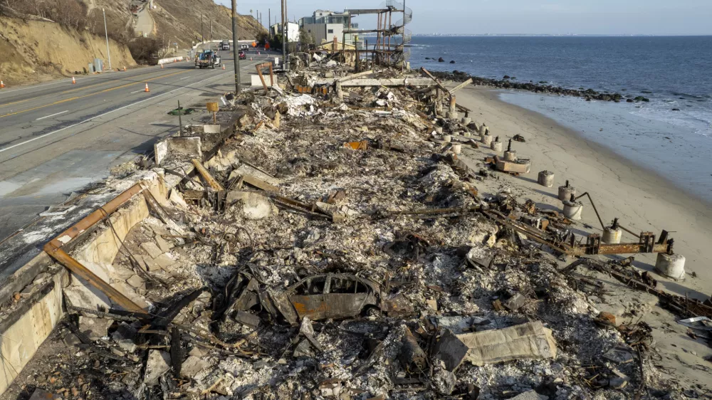 31 January 2025, US, Los Angeles: A drone captures structures damaged by the Palisades Fire in Pacific Palisades, neighborhood of Los Angeles. Photo: Ringo Chiu/ZUMA Press Wire/dpa