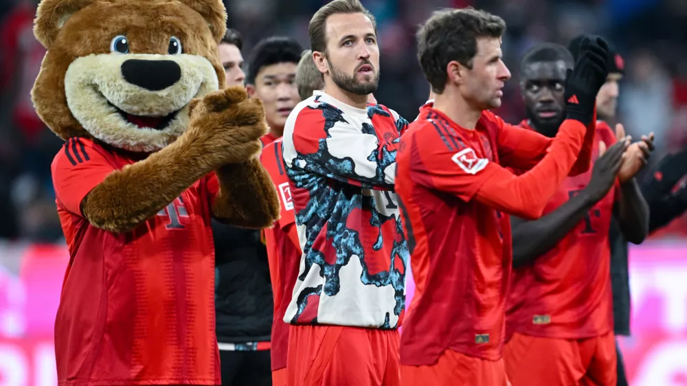 01 February 2025, Bavaria, Munich: Munich players with Harry Kane and Thomas Mueller celebrate victory after the German Bundesliga soccer match between Bayern Munich and Holstein Kiel at the Allianz Arena. Photo: Sven Hoppe/dpa - IMPORTANT NOTICE: DFL and DFB regulations prohibit any use of photographs as image sequences and/or quasi-video.