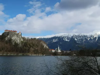 V prihodnosti se bo na blejski grad mogoče zapeljati z dvigalom. Foto: Tatjana Pihlar