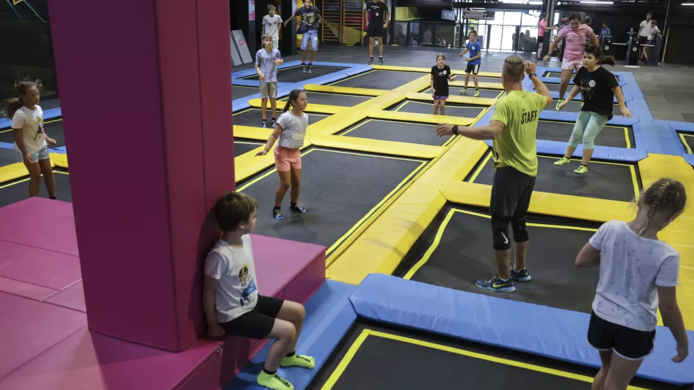 V dobrih štirih letih in pol, ki jih je pod drobnogled vzelo sodišče, je park obiskalo več kot 500.000 obiskovalcev. Na trapezu se je v tem času zgodilo šest nesreč. Foto: Jaka Gasar 