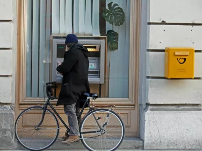 - obrtniki protestno dvigovali gotovino na bankomatih. - ?lani Obrtno-podjetni?ke zbornice (OZS) z dvigom gotovine iz bankomatov nadaljujejo dr?avljansko nepokor??ino, ki so jo v za?etku meseca za?eli s pro?njami na dav?no upravo za odlog pla?il prispevkov in davkov.   ///FOTO: Luka Cjuha