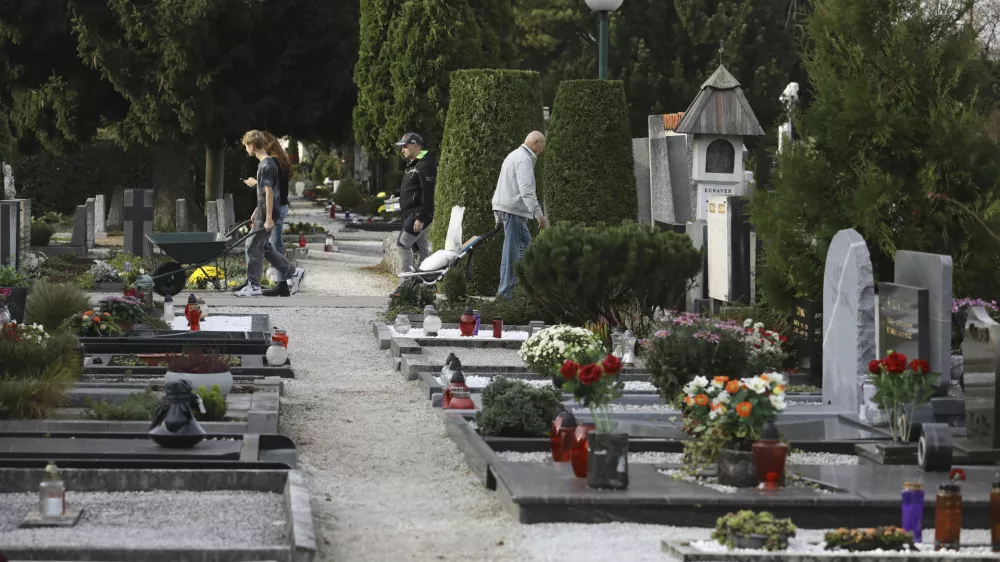 28.10.2024 - pokopališče Žale - urejanje grobov pred praznikom dan mrtvih - prodaja cvetjaFOTO: LUKA CJUHA