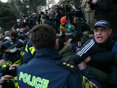 Protesters scuffle with police during an anti-government rally demanding new parliamentary elections in Tbilisi, Georgia February 2, 2025. REUTERS/Irakli Gedenidze