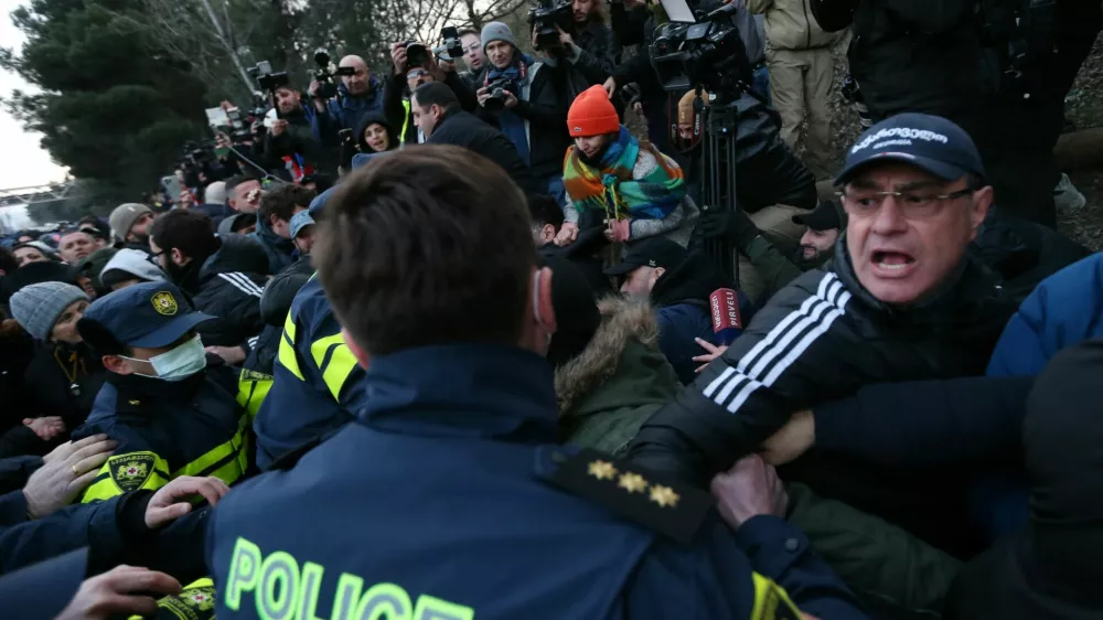 Protesters scuffle with police during an anti-government rally demanding new parliamentary elections in Tbilisi, Georgia February 2, 2025. REUTERS/Irakli Gedenidze