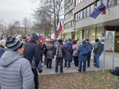 protest Aleš Primc - za pitno vodo - Upravna enota Ljubljana - kanal c0 - Čisto zate