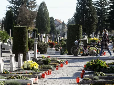 ﻿- 31.10.2020 - Pokopališče ljubljanske Žale - urejenje in krašenje grobov – priprave na 1. november Dan spomina na mrtve in praznik vseh svetih - dan mrtvih//FOTO. Luka Cjuha 